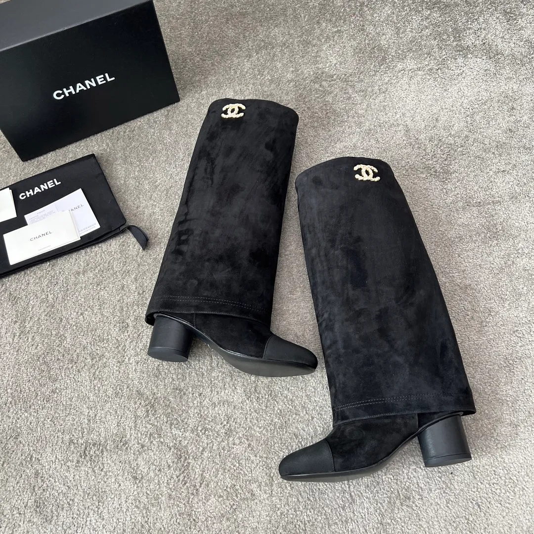 👟👟Ex-factory price 1000👟👟 High version of Chanel CHANEL, 🌞🌞🌞Xiaoxiang’s latest boots for autumn and winter 2025, a must-have item for this autumn and winter! ! Ms. Chanel loves simple yet irresistible combinations to show her unique style. Mix and match freely to shine⚡Follow Grandma’s fashion steps! ! ! The top-notch craftsmanship and texture are perfectly presented. No matter any details, you can compare them with the counters. The best quality products can be entered and exited from the counters at will! ! ❶Material: imported cowhide/sheep leather ❷Inner lining: cowhide lining ❸Foot pads: cowhide lining ❹Outsole: original Italian leather outsole ❺Heel height: 5.5cm ❻Boot shaft height: 15 inches ❼Number: 35-40 (40 and 41 are customized and non-refundable)